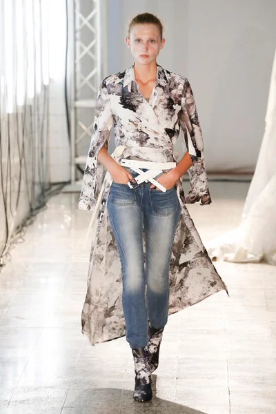 Look 18